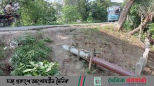 ঘিওরে আঞ্চলিক মহাসড়ক ফুটো করে অবৈধ ড্রেজার বাণিজ্য
