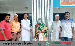 নন্দীগ্রামে বৃদ্ধার ঘর সংস্কারে ঢেউটিন দিলেন মেয়র