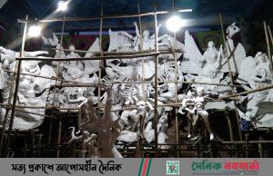 প্রতিমা তৈরীতে ব্যস্ত আটোয়ারীর মৃৎশিল্পীরা