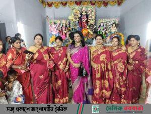 দুর্গোৎসব উপলক্ষে শামীমা আক্তারের শাড়ী বিতরণ
