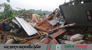 ফরিদপুরে তিন মিনিটের ঘূর্ণিঝড়ে লণ্ডভণ্ড ২০টি বসতঘর