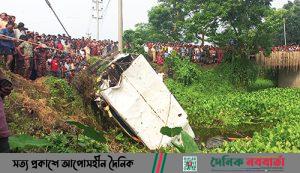 মানিকগঞ্জে লেগুনার পেছনে বাসের ধাক্কা, নিহত ৪