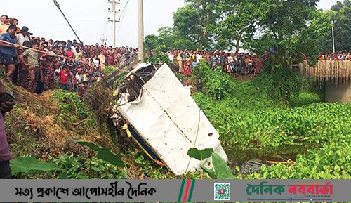 মানিকগঞ্জে লেগুনার পেছনে বাসের ধাক্কা, নিহত ৪