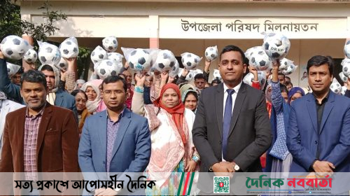 ঘিওরে ৮৫টি সরকারি প্রাথমিক বিদ্যালয়ে ফুটবল বিতরণ