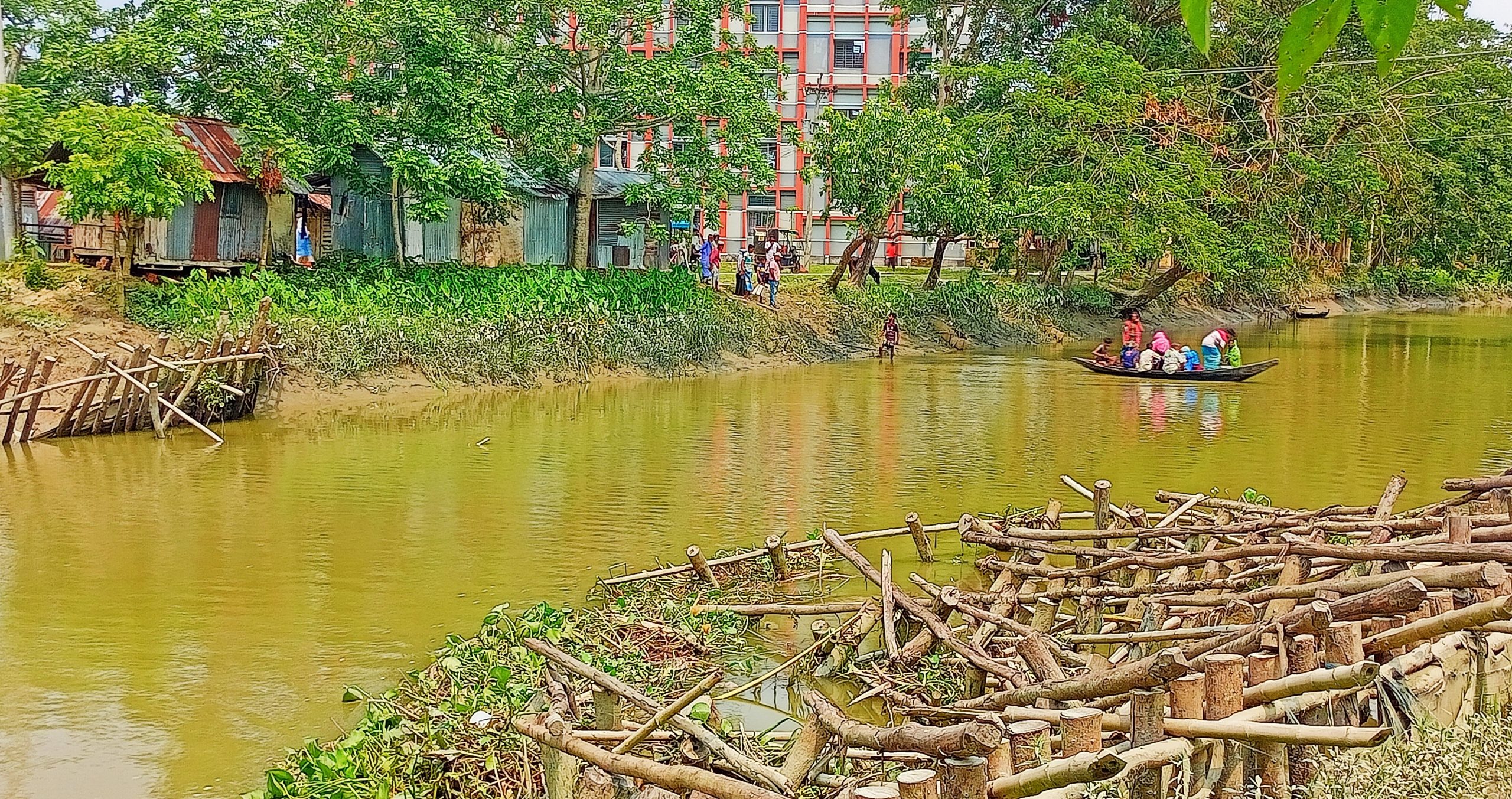 কাউখালীতে ব্রিজ ভাঙ্গায় যোগাযোগ বিচ্ছিন্ন ৯ গ্রামের মানুষ