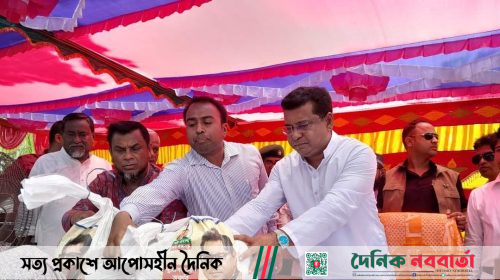 স্বরূপকাঠিতে রেমালে ক্ষতিগ্রস্তদের মাঝে এমপি মহারাজের ত্রাণ বিতরণ