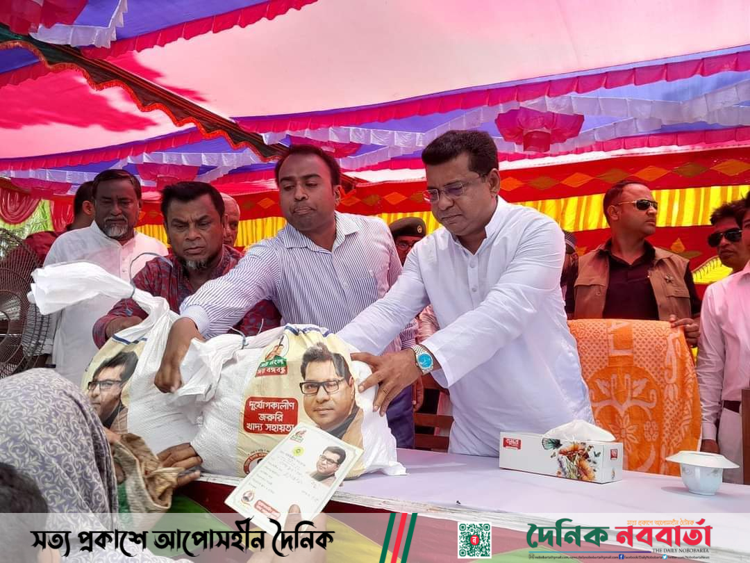 স্বরূপকাঠিতে রেমালে ক্ষতিগ্রস্তদের মাঝে এমপি মহারাজের ত্রাণ বিতরণ