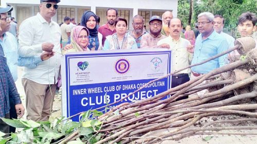 গৌরনদীর বিভিন্ন শিক্ষা প্রতিষ্ঠানে ফলজ গাছের চারা বিতরণ