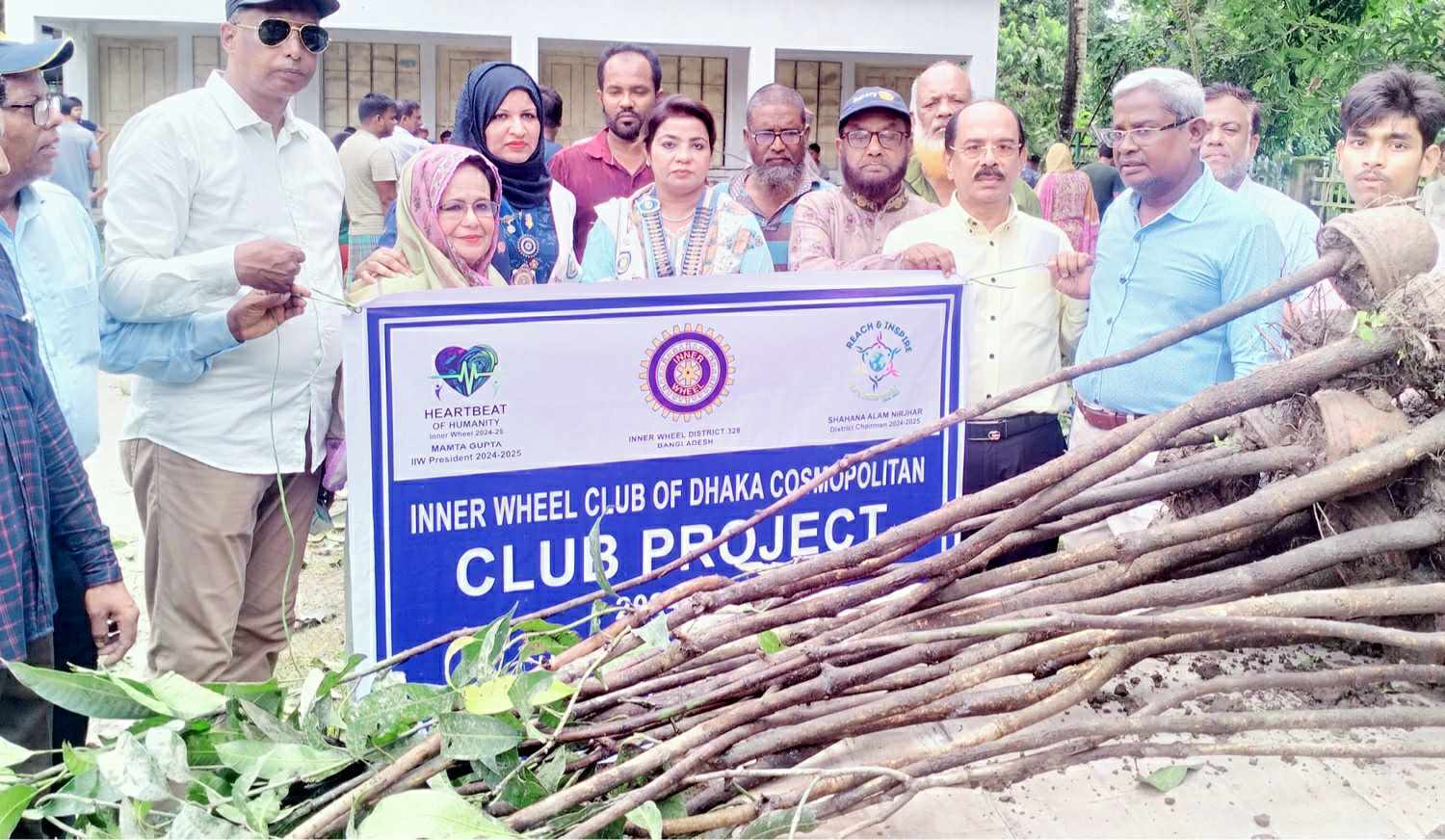 গৌরনদীর বিভিন্ন শিক্ষা প্রতিষ্ঠানে ফলজ গাছের চারা বিতরণ