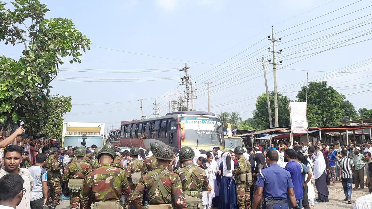 ভালুকায় শিক্ষককে লাঞ্ছিত করায় রাস্তা অবরোধ