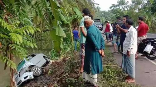 পিরোজপুরে প্রাইভেটকার নিয়ন্ত্রণ হারিয়ে খালে, নিহত ৮