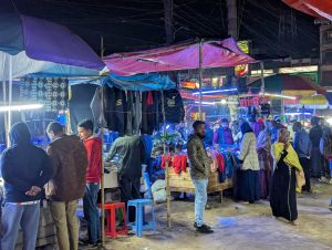 ভালুকায় শীতের পোশাক, ফুটপাতই উষ্ণতার খোঁজে নিম্নবিত্তরা