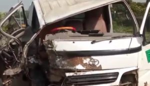ঘিওরে বাস-পিকআপ ভ্যানের মুখোমুখি সংঘর্ষে আহত ২